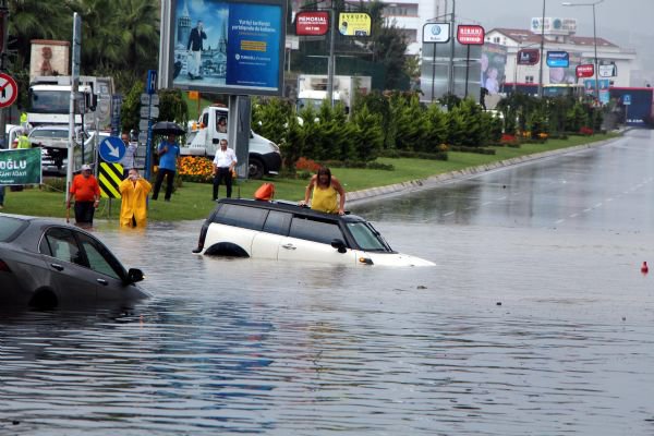 stanbul Anadolu yakasnda len saatlerinde etkili olan saanak ya TEM otoyolu ve D-100 Karayolu'nda srclere zor anlar yaatt
