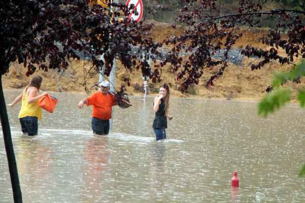 te yandan D-100 Karayolu Tuzcuolu Alt Geidi'nde aralarn yol kenarna park edip yamurun dinmesini bekledi. Alt geitte uzun kuyruk olutu.