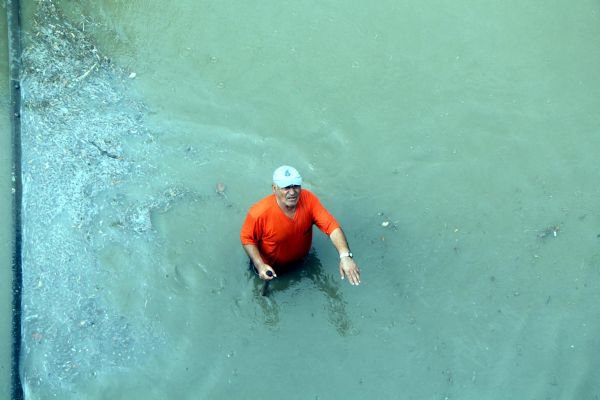 Ataehir Barbaros Mahallesi Barbaros Caddesi zerinde bulunan TEM balant yolu alt geidi ya nedeniyle gle dnd. Gle dnen alt geitte 3 ara suya gmld.