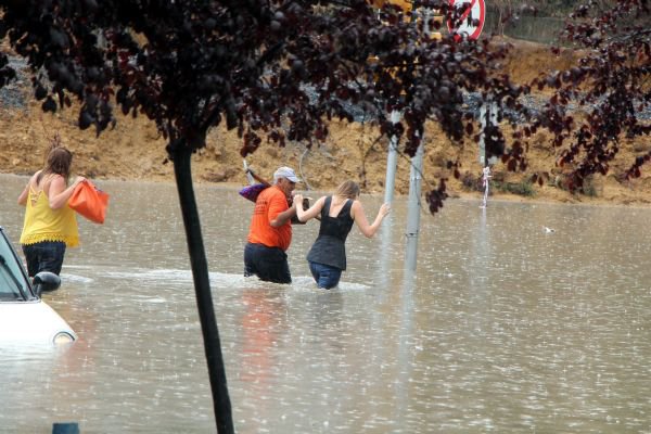 Mahsur kalan srcler aralarnn stne kp yardm beklemeye balad. Bir otomobilde bulunan 2 kadn kendi imkanlaryla aracn stne kt. hbar zerine olay yerine gelen belediye grevlileri ve itfaiye ekipleri harekete geti. ki kadn belediye grevlileri , erkek src ise itfaiye ekipleri tarafndan kurtarld.