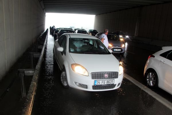 stanbul'da etkili olan saanak ya nedeniyle Ataehir TEM balant yolu alt geidinden biriken suda 3 ara mahsura kald. Suya gmlen aralarnda mahsur kalan 2 kadn korku dolu dakikalar yaad.