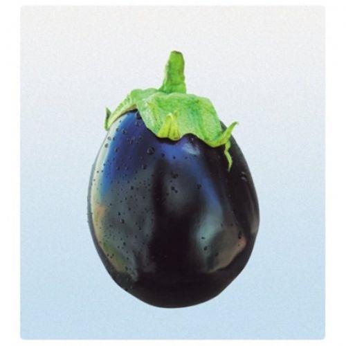 Taze patlcann ilerini oyarken, beyaz ksmlar atlr.