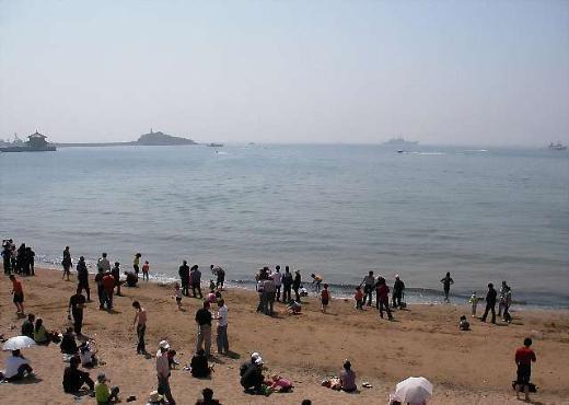 <p><b>Deniz ve kumsal yosunlarla kapland</b></p>    Qingdao kasabas sahili, hafif dalgal temiz denizi ve ince kumlu kumsallaryla nl.