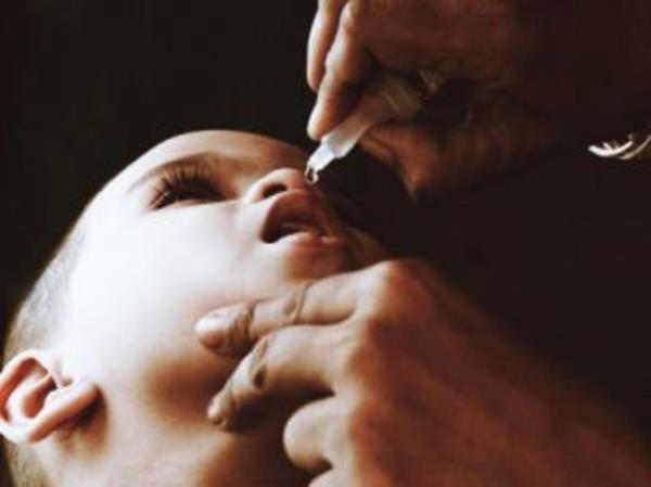 Her yata grlebilir ancak genelde  yan altndaki ocuklar etkilemektedir.1916?dan gnmze 10 bin kii bu hastalktan lmtr.