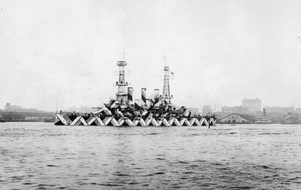 35. zerinde ilgi ekici kamuflaj bulunan Amerikan USS Nebraska sava gemisi    Norfolk, Virginia. 20 Nisan 1918