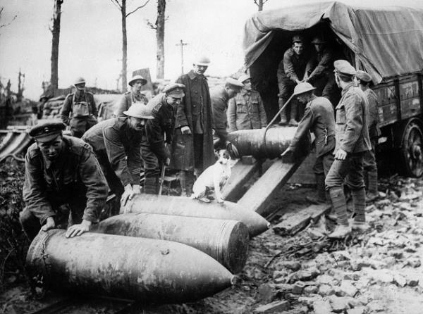 18. 635 kiloluk bombalar      635 kiloluk bombalar Bat cephesinde boaltlrken. Bu bombalar patladklarnda 5 metre derinliinde, 13 metre geniliinde ukurlar oluturuyorlar.