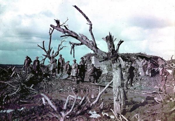 31. Bat Cephesine giden askerlere ait renkli bir fotoraf