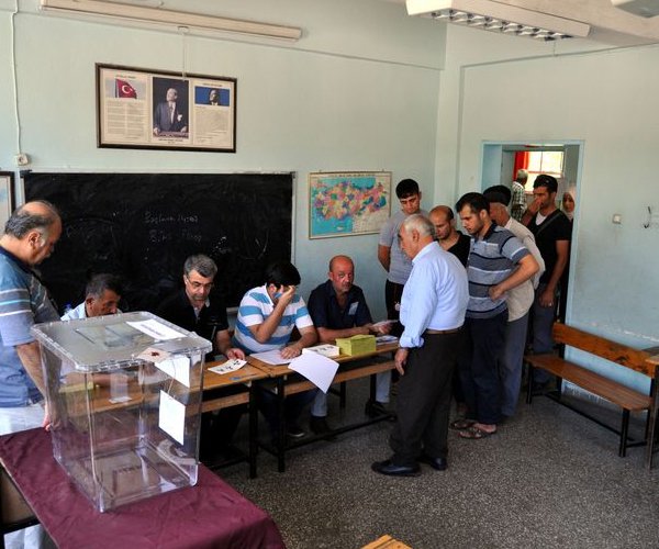 Elaz'da da oy kullanma ilemi saat 8:00 itibariyle balad. Vatandalar sabahn erken saatlerinden itibaren oylarn kullanabilmek iin sandk bana gitti.