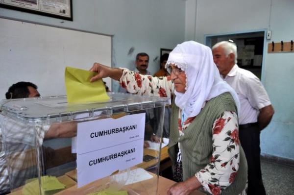 Afyonkarahisar'da, 5'i cezaevlerinde olmak zere bin 710 sandkta semenler, cumhurbakann belirlemek amacyla saat 08.00'de oy kullanmaya balad. Kent genelinde birok vatanda, oylarn kullanacaklar okullara gitti. Afyonkarahisar'da 5 cezaevinde de sandk kuruldu. Cumhurbakan seimi iin ilk defa oy kullanmann mutluluunu yaayan vatandalar, oy kullanmaya byk ilgi gsteriyor. Afyonkarahisar'da oy verme ilemi saat 17.00'de sona erecek.