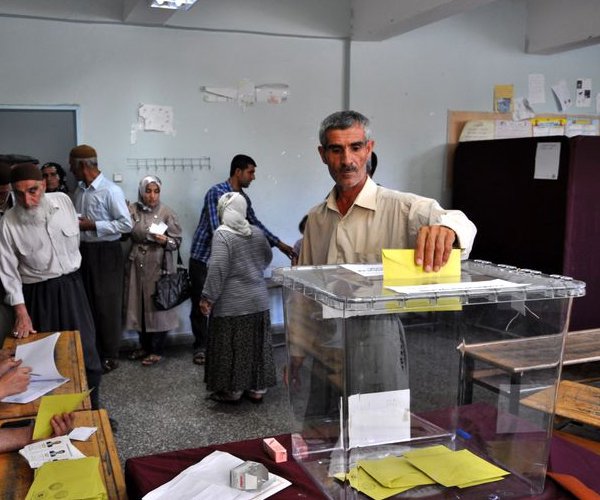 Idr'da cumhurbakan seimi iin oy kullanma ilemleri balad. Semenler sabah saatlerinde okullara gelerek, oylarn kulland.