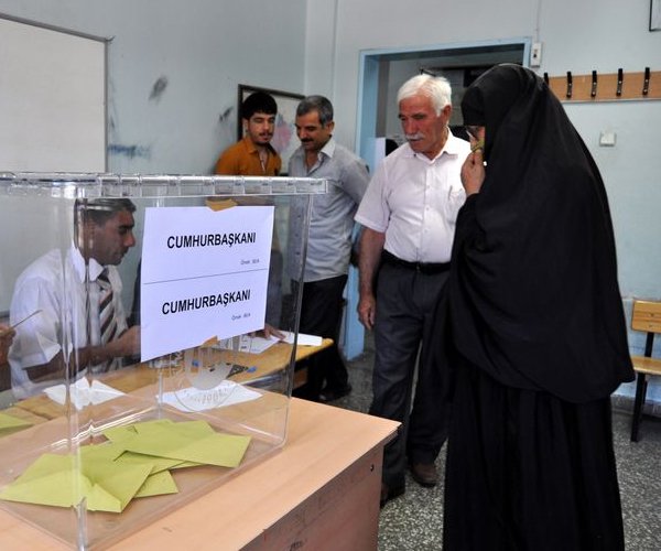 Yaklak 53 milyon semenin sandk bana gidecei cumhurbakan seimi iin Sivas'ta oy kullanma ilemi saat 8:00 itibariyle balad. Vatandalar sabahn erken saatlerinden itibaren oylarn kullanabilmek iin sandk bana gitti.