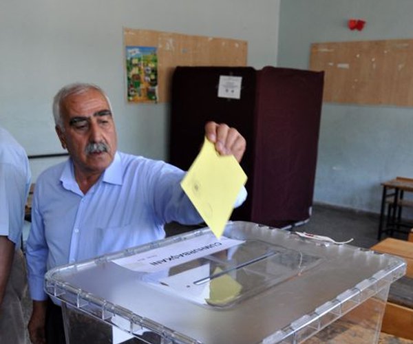 Van'da saatin 08.00 olmasyla mahallelerde oy kullanma ilemi balad. Edremir lesinin Kprler Mahallesinde 2 sandkta oy kullanacak semenler Kprler Mahallesi lkretim okuluna geldi.