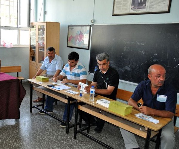 Cumhurbakan seimi iin Van, Bitlis, Mu ve Hakkari'de yaayan vatandalar, sabah erken saatlerden itibaren sandk bana gitti. Oy kullanma ileminin balad 08.00'den itibaren oy kullanacaklar okullara giden vatandalar, Trkiye Cumhuriyeti Cumhurbakann belirlemek iin tercihlerini yapyor. Van, Bitlis, Mu ve Hakkari ile ile, belde ve kylerdeki seim merkezlerinde oylarn kullanan vatandalar, seimlerin lke iin hayrl olmas temennisinde bulundu. Gvenlik gleri tarafndan seim merkezlerinin evresinde de youn nlem alnd grld. Van'da bin 882 sandkta 579 bin 886, Mu'ta 830 sandkta 220 bin 391, Bitlis'te 779 sandkta 187 bin 193, Hakkari'de 483 sandkta 150 bin 165 semenin oy kullanmas bekleniyor
