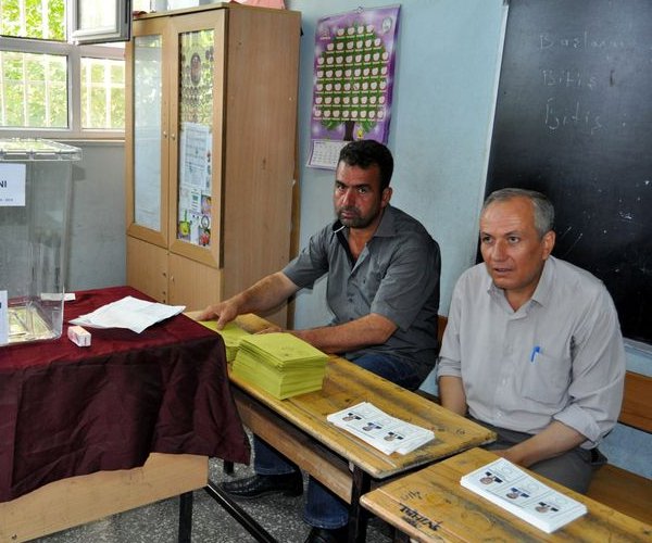 Cumhurbakan seimi oy kullanma ilemleri zmir'de saat 8:00 itibariyle balad.  zmirliler, sabahn erken saatlerinden itibaren oylarn kullanabilmek iin sandk bana gitti.  3 milyon 30 bin 462 kaytl semenin bulunduu zmir'de semenler 8 bin 463 sandkta oyunu kullanyor.