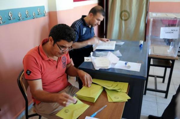 Sandk bana giden vatandalar Ak Parti'nin aday Babakan Recep Tayyip Erdoan, HDP'nin aday Selahattin Demirta ve CHP-MHP'nin ortak aday Ekmeleddin hsanolu iin oy kullanacaklar.