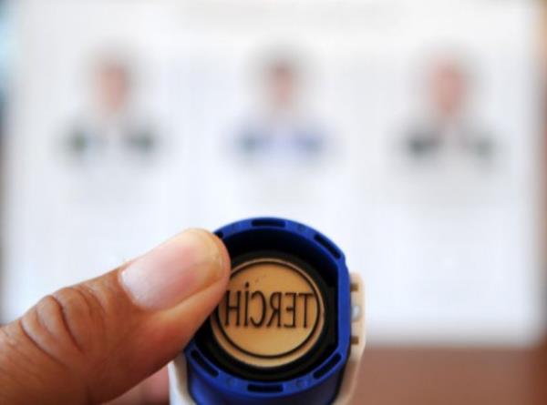 Cumhurbakan seiminin ilk turu iin Afyonkarahisar'da 491 bin 425 semen, oy kullanmak zere sandk bana gitti.