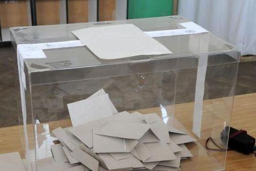 <p><b>Hangi belgelerle oy kullanlabilecek?</b></p>  Trkiye Cumhuriyeti kimlik numarasn tayan 'nfus czdan, resmi dairelerce verilen souk damgal kimlik kart, pasaport, evlenme czdan, askerlik belgesi, src belgesi, basn kart, avukatlk kimlik belgesi gibi kimliini tereddtsz ortaya koyan resimli, resmi nitelikteki belgelerden biri' ile oy kullanlacak.