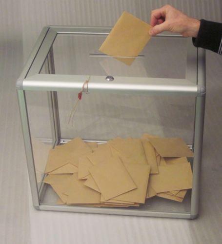 <p><b>Kimlere ncelik verilecek?</b></p>  Semenler, sandk kurulu nne kurul bakannca srayla ve birer birer ieri alnacak. Hamileler, hastalar, engelliler, yallarn yan sra sandkta grevli gvenlik grevlileri ncelikli oy kullanacak. Saat 17.00'den sonra hl sandk banda bekleyen semenler varsa, sandk kurulu bakan bunlar saydktan sonra srayla oylarn kullanmalarna izin verecek.