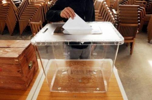 <p><b>Sandk kurulu bakan ve yeleri ilk ne yapacak?</b></p>  Sandk kurulu bakan ve yeleri, oy verme gn greve balamadan nce ilk i olarak sandk banda bulunanlar nnde ant iecekler ve sandn bo olduunu kontrol edecekler. Sandk alannda dzeni sandk kurulu bakan salayacak. Bakan, dzeni bozmaya yeltenenleri uyaracak ve karabilecek.