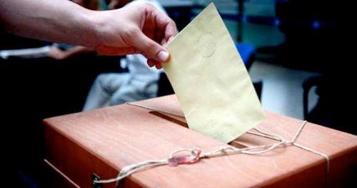 <p><b>Oy verme kabininde neler yasak?</b></p>  Cep telefonu, fotoraf veya film makinesi gibi grnt kaydedici veya haberleme salayc cihazlarla kapal oy verme yerine girmesinin yasak olduu ve cezasnn bulunduu, bu tr cihazlar varsa oy verme ilemi bittikten sonra iade edilmek zere braklmas gerektii semenlere bildirilecek.