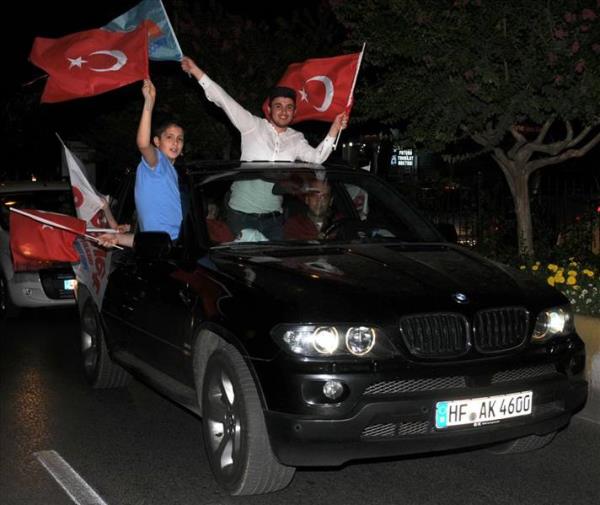 Tm Trkiye'de halk sokaklara inerek Babakan Recep Tayyip Erdoan'n 12. Cumhurbakan seilmesini kutlad.