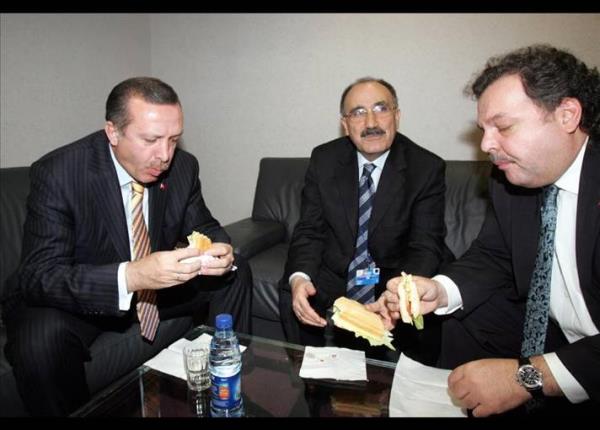 17 Aralk 2004, Brksel... Erdoan ve ekibi, grmelerden yemek yemeye vakit bulamaynca sandvile le yemeini geitiriyor.