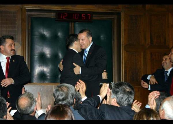 Takvimler 2007'yi gsterdiinde Trkiye tek bir konuya kilitlenmiti: Cumhurbakanl seimleri... Hukuku Sabih Kanadolu, meclisin cumhurbakan seebilmesi iin en az 367 milletvekiliyle toplanmas gerektiini ortaya att. Daha nceki seimlerde byle bir uygulama yaplmamt. Ana muhalefet partisi CHP de Kanadolu'nun grn gndeme tad. Muhalefetin asl istedii, ankaya Kk'ne bartl bir 'First Lady'nin kmamasyd. Buna karn iktidar partisi, Abdullah Gl' ankaya Kk'ne aday gsterdi. ktidar ve muhalefetin birbirini ok ar ekilde eletirdii gnlerdi, kriz dorua kt.