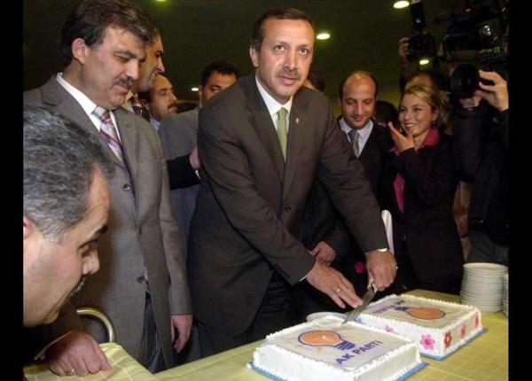 Takvimler 3 Kasm 2002'yi gsterdiinde Trkiye bir erken seime daha gidiyordu. Akam sandklar ald, yaklak bir yl nce kurulan AK Parti yzde 34 oy alarak tek bana iktidara geldi. Parti merkezinde seim zaferi kutlanyor.