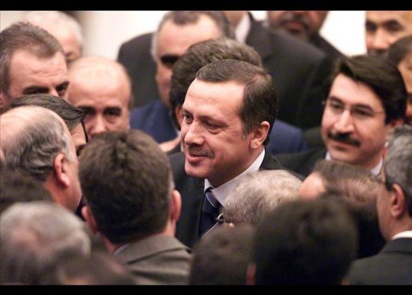 Ancak partinin lideri Erdoan'n babakan olmasnn nnde bir engel vard. Siyaset yasa nedeniyle milletvekili olamayan Erdoan iin yasal dzenleme yapld. Siirt'te tekrar edilen seimlerden sonra meclise giren Erdoan, babakanlk koltuunu Abdullah Gl'den devrald.