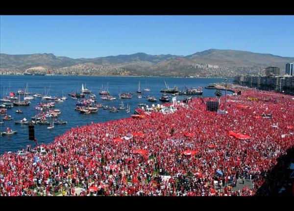 Cumhurbakanl seim srecinde Ankara, stanbul ve zmir'de iktidar kartlar meydanlara indi. Cumhuriyet mitinglerine yzbinlerce kii katld. Mitinglere ynelik en byk eletiri, perde arkasnda askerin yer aldyd. zellikle de emekli Orgeneral ener Eruygur'un bakanln yapt Atatrk Dnce Dernei, sonraki yllarda eletirilerin odak noktasna yerleti.