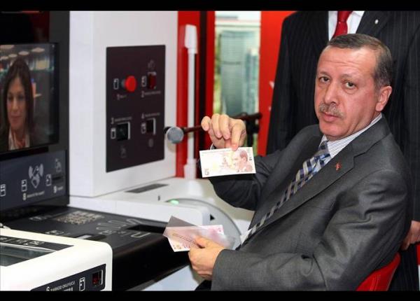 Erdoan'n babakanl dneminde ekonomideki gelimeler belirleyici oldu. Enflasyonu tek hanelere indiren iktidar, paradaki alt sfr da att. Erdoan, Ziraat Bankas'ndan yeni Trk Liras ekiyor.