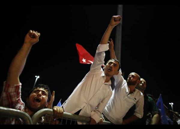 Gezi Park protestolar srerken, taraftarlar da Erdoan iin mitingler dzenledi. Kuzey Afrika seyahatine kan Erdoan', Trkiye'ye dnnde havaalannda binlerce kii karlad.