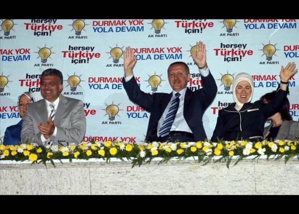 Erken seime 'e-muhtra' glgesinde gidildi. 22 Temmuz akam Erdoan'n partisi byk bir zafer kazand. Yzde 46'lk oya ulaan Erdoan, daha sonra bir klasik haline gelecek balkon konumasn da yapt. Televizyonlarn canl yaynlad konumada en zgrlk mesajlar verildi.