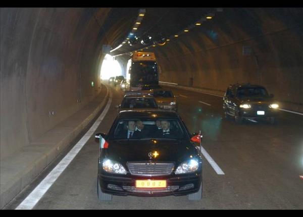 Erdoan iktidarnn nemli yatrm alanlarndan biri, yollar oldu. Neredeyse her seimde yaplan duble yollar mitinglerde dile getirildi. Bolu Tneli, Marmaray, nc Kpr, Krfez Gei Kprs gibi byk projeler bu dnemde bitirildi veya temeli atld. Bolu Tneli'nin alnda Trkiye ve talya babakanlar ayn arata...