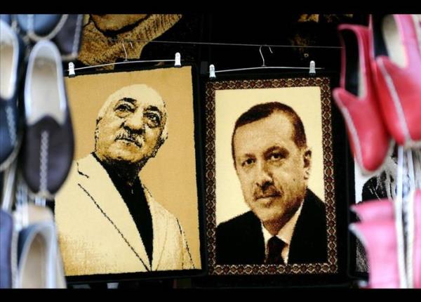 Yaz mevsimini hkmet kart protestolarla geiren Trkiye, 2013'n son gnlerine hkmet ile Fethullah Glen Cemaati arasndaki koalisyonu bitiren yolsuzluk ve rvet operasyonuyla uyand. Bakan ocuklar, Ankara'nn bile haberi olmadan gzaltna alnd. nternete pe pee den ve Babakan Erdoan, ocuklar, bakanlara ait olduu iddia edilen ses kaytlar, gnlerce gndemi belirledi. Sulanan bakanlardan drd istifa etti. Hkmet kanad, kaytlarn ve gzaltlarn iktidara kar darbe giriimi olduunu savundu.