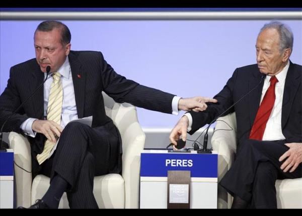 Erdoan, Davos'taki Dnya Ekonomik Forumu'nda srail Cumhurbakan imon Peres'e 'one minute' kn yapyor. Gazze'nin tartld paneli terk eden Erdoan, kendisine daha az sre verildiini belirterek "Benim iin Davos bitmitir. Daha Davos?a gelmem" dedi. Tel Aviv ve Ankara arasndaki ilikileri donduran kriz, Ortadou ve slam dnyasnda Erdoan'n poplaritesini ykseltti.