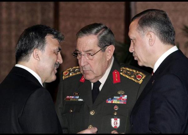 Ardndan, 27 Nisan'da Genelkurmay Bakanl internet sitesine bir bildiri konuldu. Ordu, ankaya'ya 'laiklik' kstaslarna uygun bir adayn kmasn istiyordu. Erdoan hkmeti, tarihe 'e-muhtra' olarak geen aklamaya kar kameralarn karsna geti. Muhtraya kar geri adm atmayan iktidar, erken seim karar ald.