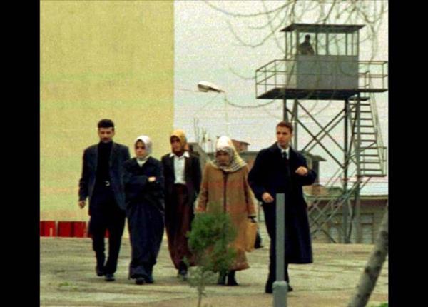 Erdoan'n belediye bakanl, 1997 ylnda Siirt'te okuduu bir iir yznden ald hapis cezasyla sona erdi. Devlet Gvenlik Mahkemesi'nde yarglanan Erdoan, drt ay Pnarhisar Cezaevi'nde yatt. Ailesi, her hafta sonu Erdoan' ziyaret etti.
