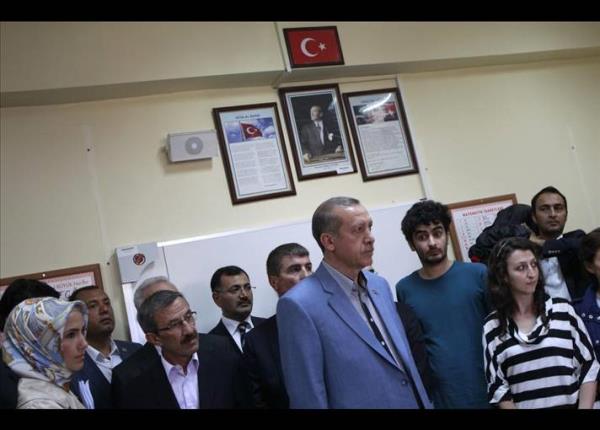 AK Parti'yi nc kez iktidara tayan 12 Haziran 2011 seimleri. Oylarn bir kez daha artran Erdoan, Trkiye'de yaayan her iki kiiden birinin desteini almay baard.