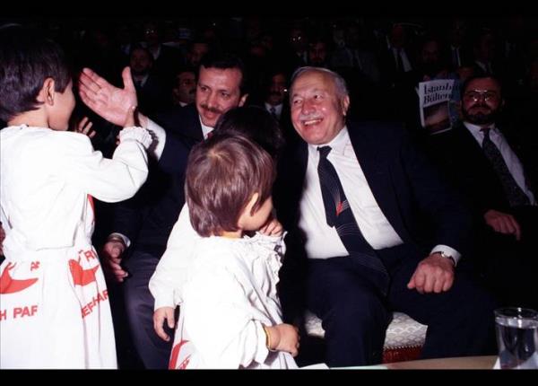 28 ubat'tan sonra Refah Partisi kapatld. Yeni parti 'gelenekiler' ve 'yenilikiler' olarak blnd. Erdoan ve arkadalar, yllarca ayn yolda yrdkleri hocalarndan biraz da grltl bir ekilde koptu.