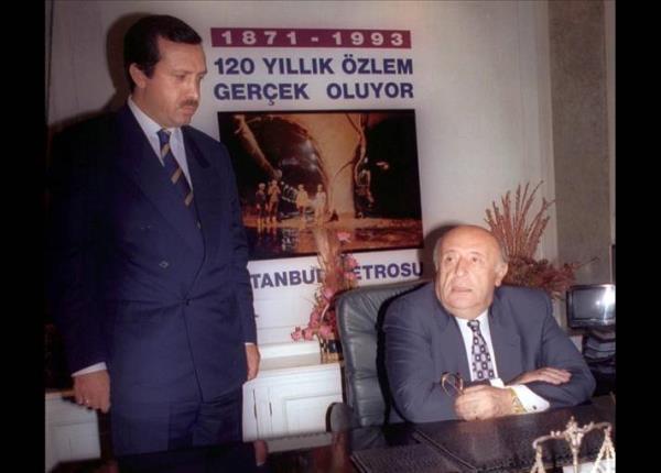 1994'teki yerel seimlerin stanbul'daki galibi Tayyip Erdoan'd. Trkiye'nin en byk ehrini kazanmak, Milli Gr geleneindeki partilerin o gne kadar kazand en byk zaferdi. Dnemin Cumhurbakan Sleyman Demirel, Erdoan' ziyaret ediyor.