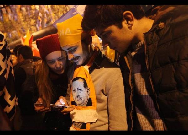 Girdii tm seimlerde ipi gsleyen Erdoan, 30 Mart 2014'teki yerel seimlerde sekizinci kez st ste zafere uzand. Yzde 43'ten fazla oy alan AK Parti, elindeki kritik illeri kaybetmedi. ktidar kartlar, Gezi Park eylemleri ve ses kaytlaryla birlikte hkmetin oy kaybetmesini bekliyordu ancak sonu muhalefetin bekledii gibi olmad. Kaynak: Aljazeera Trk