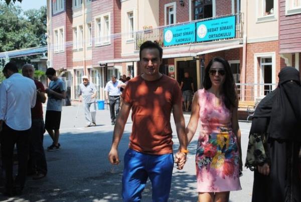 nl arkc Mustafa Ceceli de eiyle birlikte oyunu kulland.