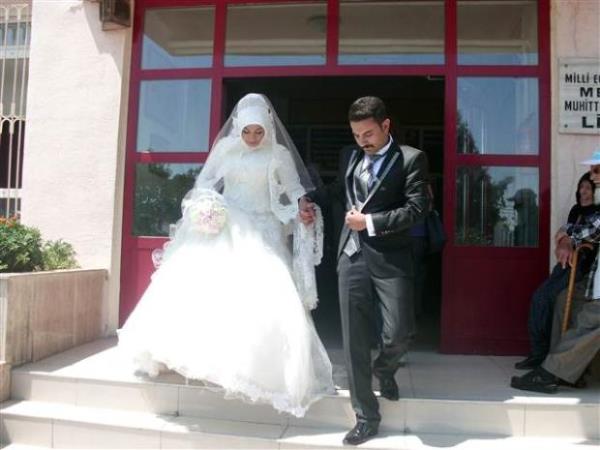 Konya'da dnleri ile cumhurbakanl seimi ayn gne denk gelen ift, gelinlik ve damatlkla gelip oylarn kulland.