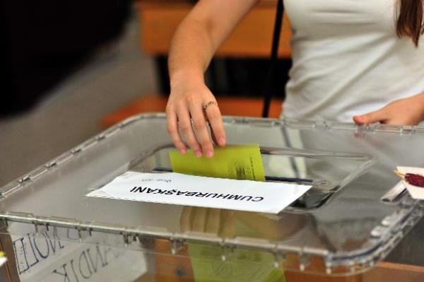 Trkiye, cumhurbakan semek iin ilk defa sandk bana gitti.     <p>Trkiye'nin drt bir yanndan ilgin seim manzaralar ortaya kt.</p>