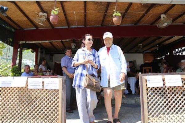 Sinema oyuncusu Fatma Girik (solda), eski futbolcu, sinema ynetmeni, oyuncu, senarist ve yapmc Memduh n ile oyunu Mula'nn Bodrum ilesinde kulland.