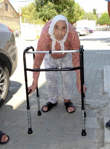 anakkale'nin Ayvack ilesine bal Kkkuyu beldesinde yaayan ve cumhurbakan seimi iin 78 yandaki Glsm Kuru ilerlemi yana ve ayaklarndaki rahatszla ramen olu ve damadyla bir dayanak sayesinde oy kullanmaya geldi.