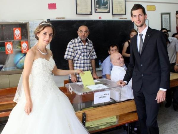 Dn ncesi oy vermeye gelen iftler, ilgin grntler oluturdu.