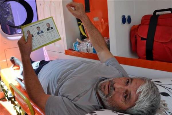 <p>Bursa'da Emekli Ahmet Kk'n (64) , iki gn nce ailesiyle kahvalt yaparken sandalyeden dmesi sonucu beli krld. Hastanedeki tedavisinin ardndan taburcu edilen ve evine gnderilen Kk, ocuklarna oy kullanmak istediini syledi.</p>    Hareket etmekte zorlanan Kk, eve arlan salk ekiplerince ambulansa bindirilerek kaytl olduu Adnan Menderes Ortaokulu'na gtrld ve oyunu kulland.