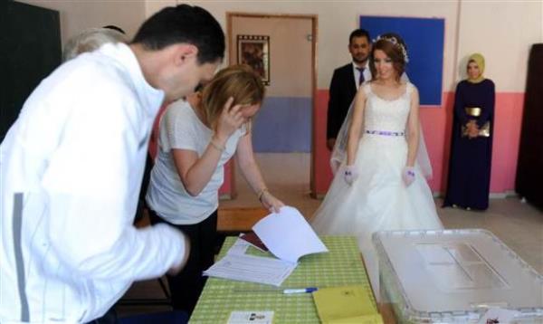 Dzce'de dnya evine giren Melike ve Mahmut entrk ifti, gelinlik ve damatlklaryla oy kullandktan sonra dnlerini yapt.